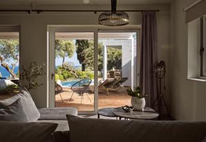 Χώρος καθιστικού στο Chris & Jo Villas, Enchanting Escapes, with Heated Pools & SeaViews By ThinkVilla