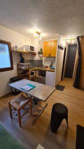 Photo de la galerie de l'établissement Studio FLOCON 18m2 en RDC, aux Carroz d'Arâches