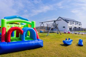 Sân chơi trẻ em tại Cichy Domek - Podgrzewany Basen, Sauna i Jacuzzi w Cenie Pobytu