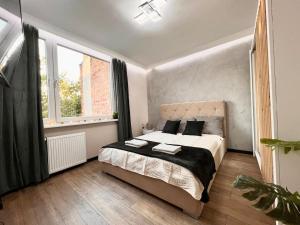 Ένα ή περισσότερα κρεβάτια σε δωμάτιο στο Wygodne mieszkanie z widokiem na Wisłę
