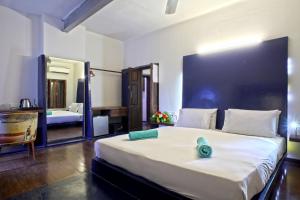Postel nebo postele na pokoji v ubytování Tanjore Hi Hotel + 7 fotografií