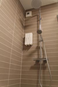 Ένα μπάνιο στο Logement lumineux près de la mer et de la ville