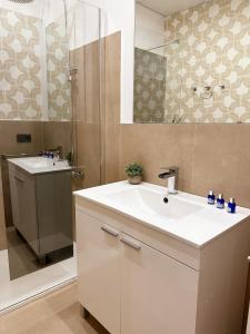 un baño con lavabo y ducha en Loft del Mar & Parking, en Rota