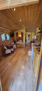 Habitación grande con cocina y sala de estar. en Roulotte du Soleil - Mas du Soleil, en Eyragues