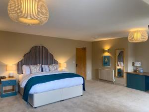 ein Schlafzimmer mit einem großen Bett und zwei Lampen in der Unterkunft Caley Hall in Hunstanton + 135 Fotos