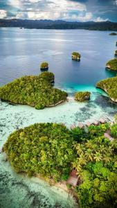 BesirGAM BAY bungalow's的水中一组岛屿的空中景观