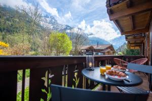 Una mesa con un tazón de comida en un balcón. en Chalet aux Portes du Soleil avec balcon, en Val-d'Illiez