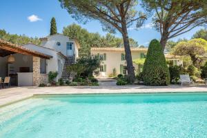 een huis met een zwembad voor een huis bij Propriété d'exception - Piscine et Tennis in Venelles