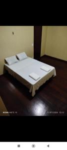 ein Schlafzimmer mit einem Bett mit weißen Laken in der Unterkunft Casa grande para o São João in Campina Grande + 10 Fotos