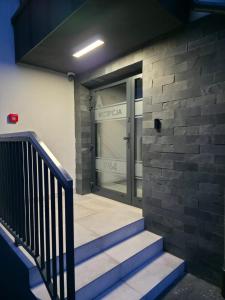 een ingang van een gebouw met een glazen deur bij W64 Apartamenty in Płock