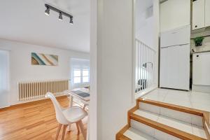 a white room with a white chair and a table at Dúplex Estella Centro by Clabao in Estella