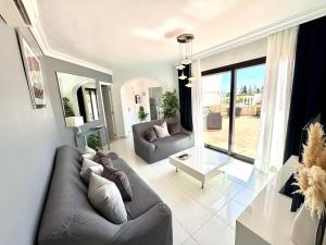 Posezení v ubytování Casa en Nerja con gran terraza, muy luminosa y en tranquila urbanización