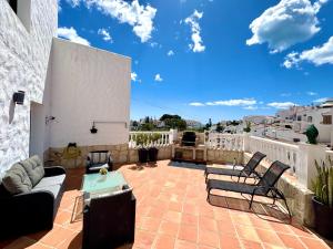 Posezení v ubytování Casa en Nerja con gran terraza, muy luminosa y en tranquila urbanización
