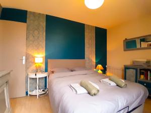Ένα ή περισσότερα κρεβάτια σε δωμάτιο στο Maison T3 cosy, jardin, bureau & parking privé