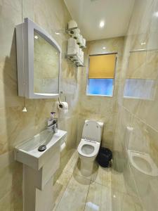 Koupelna v ubytování Denzile Hotel + 17 fotografií