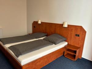 a bed with a wooden headboard in a room at Gästehaus Tilly in Hannoversch Münden