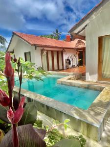 Bazén v ubytování Lances right Surfhouse nebo v jeho okolí