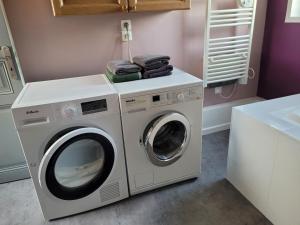 a washer and dryer in a laundry room at appartement de madame de souter in Sequedin