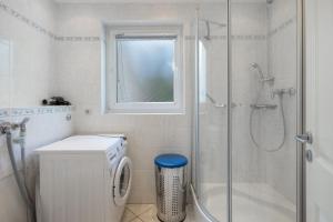 Et badeværelse på Bungalow Lemke mit Terasse + 13 billeder