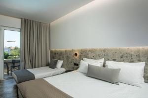 Кровать или кровати в номере Dias Studios & Suites +45 фотографий