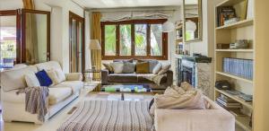 Una sala de estar con dos sofás y una chimenea. en Villa Cala Estancia Mercedes, en Can Pastilla