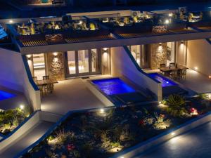 The swimming pool at or close to Illusion Suites