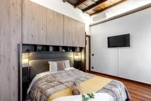 A bed or beds in a room at Trevi Fountain Luxury Guest House