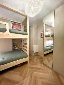 a room with two bunk beds and a mirror at Appartement terrasse centre Saint Martin in Saint-Martin-de-Ré