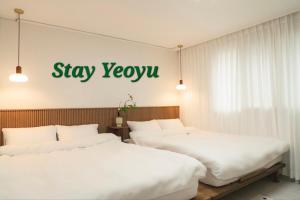 Postel nebo postele na pokoji v ubytování Special Offer,3 minutes to Airport Bus, 3 Bedrooms, 4 Beds, Accommodates up to 7 Guests, Near Hongje Waterfall