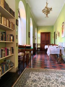 pokój ze stołem i jadalnią w obiekcie Villa Bernardino Galliari w mieście Andorno Micca