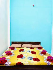 - un lit avec un motif floral dans une chambre dans l'établissement Bajrang kutir 17, à Varanasi