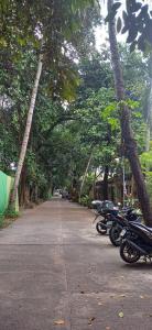 安吉利斯The Vjour Hotel的一排摩托车停在树木繁茂的街道上