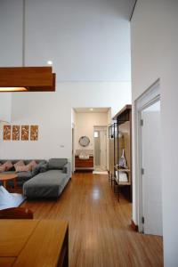 una sala de estar con un sofá y una mesa en Kala Cabin Cinema, en Bongkor 1