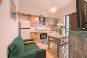 - une cuisine avec un canapé et une table dans une chambre dans l'établissement Giobo Mare, à La Caletta