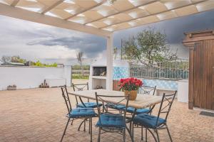 un patio avec une table et des chaises sur un patio dans l'établissement Giobo Mare, à La Caletta