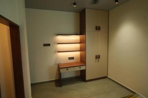 a dressing room with a desk and a cabinet at Tamizh Agam in Rāmanāthapuram