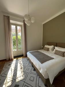 a bedroom with a large bed and a window at Villa del Parco in Poggi