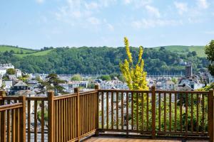 ein Holzbalkon mit Blick auf die Stadt in der Unterkunft Townhouse With Garden, Parking & River Dart Views in Dartmouth