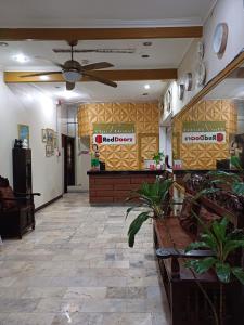 安吉利斯The Vjour Hotel的带吊扇和大堂的餐厅