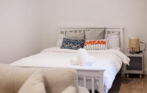 a bedroom with a large white bed with pillows at 2 Bedroom Apartment City Center in Belfast