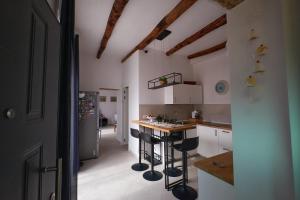 Kuchyň nebo kuchyňský kout v ubytování Archway Nine + 35 fotografií