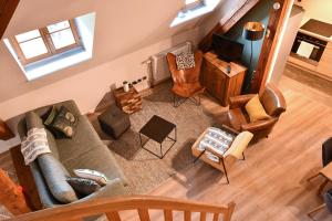 an overhead view of a living room with a couch and chairs at Appartement Beraweka avec Climatisation et Salle de Sport in Colmar