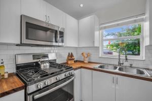 Η κουζίνα ή μικρή κουζίνα στο Vista Mar Scenic 3BR Family Waterfront w Private Dock
