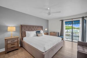 Ένα ή περισσότερα κρεβάτια σε δωμάτιο στο Vista Mar Scenic 3BR Family Waterfront w Private Dock