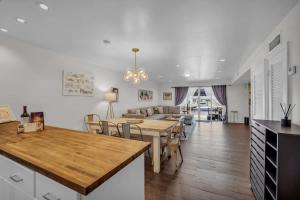 Χώρος καθιστικού στο Vista Mar Scenic 3BR Family Waterfront w Private Dock +28 φωτογραφίες