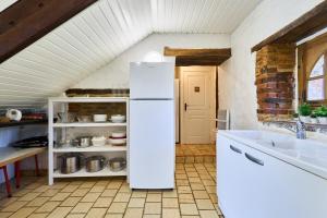 Kuchyň nebo kuchyňský kout v ubytování Gîte 6 chambres entre Reims et Epernay - Le Tilleul - Gîtes Au Beau Sarrazin + 67 fotografií