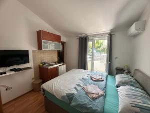 Postel nebo postele na pokoji v ubytování Apartments Manojlovic