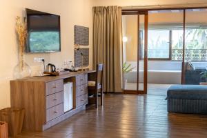 a room with a kitchen with a counter and a bathroom at Casa Peacock in Calangute +17 photos