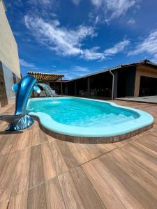 una piscina con un delfino blu su un ponte di Refúgio Paripueira a Paripueira