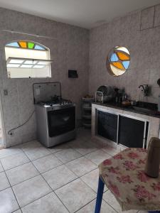 アハイアウ・ド・カボにあるMeu aconchegoのコンロとテーブルのあるキッチン